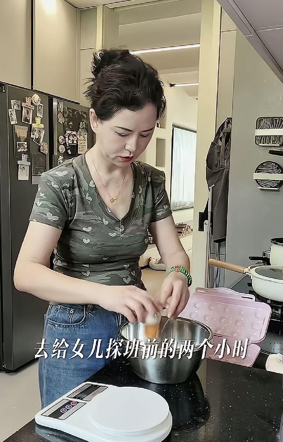 张予曦妈妈太漂亮了，比张予曦还漂亮！都说张予曦颜值能打，看完她妈妈探班的视频才算