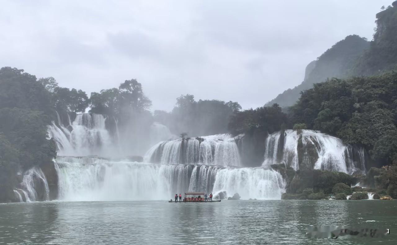 德天跨国瀑布下午1点踩着传说中12:00-14:00的“丰水时段”冲进德天跨国