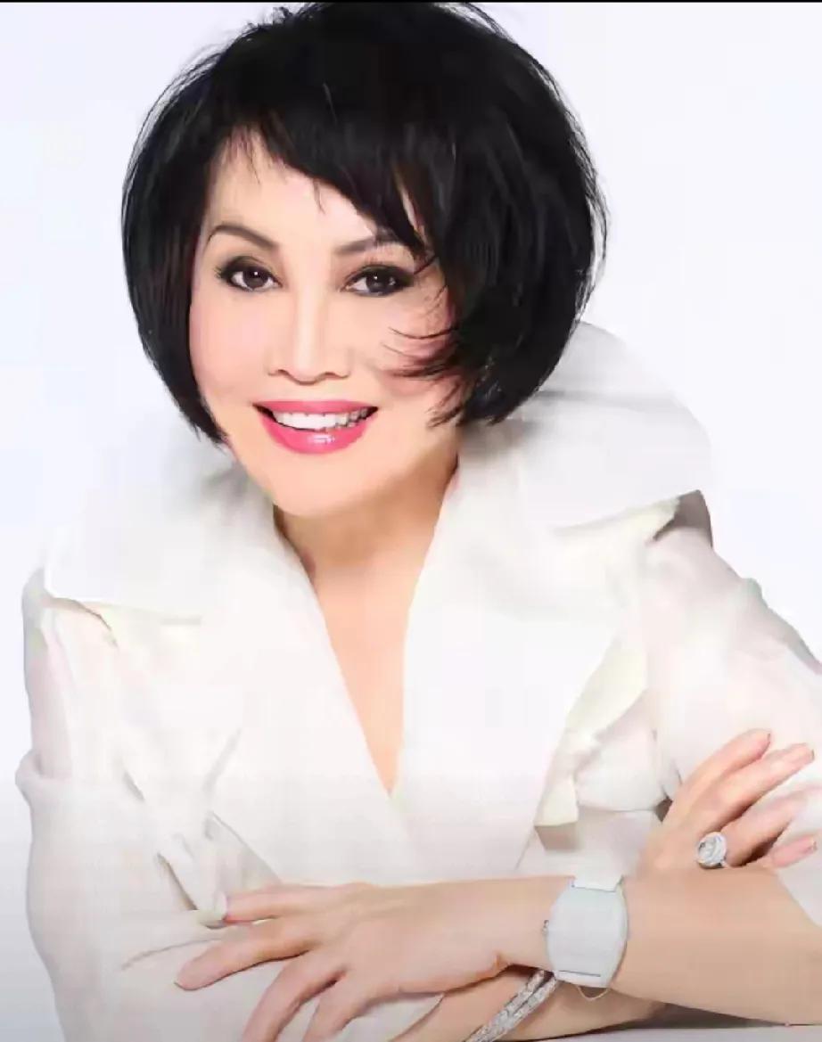 79岁的靳羽西，堪称传奇！她以媒体为笔，用《看东方》《世界各地》打破东西方文化隔