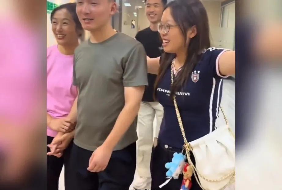 谢浩男说自己不会直播带货，网友们把他一阵乱夸，她妈直播带货和谢浩男直播带货有区别