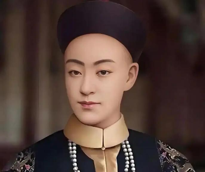 1888年，隆裕嫁给了光绪，新婚当夜，光绪跪地大哭：“我不能与你同房！”没想到守