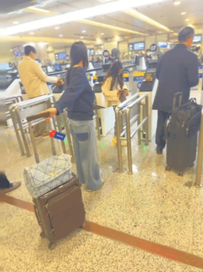 网友机场偶遇秦昊伊能静一家秦昊伊能静一家现身机场网友机场偶遇伊能静秦昊一家啦，