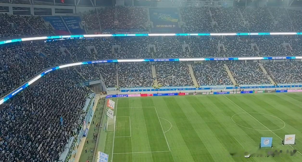 今晚的梭鱼湾足球场，大连英博VS河南，比赛已经三十分钟了，场上比分0:0看中