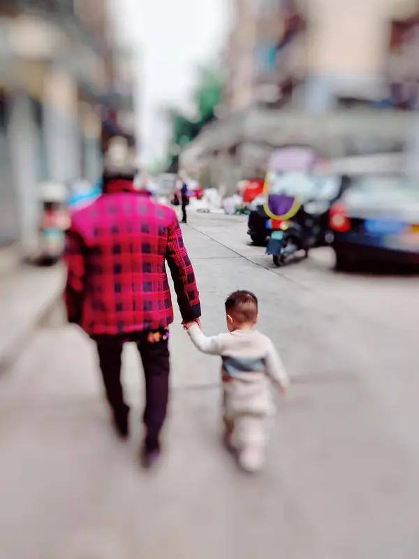 重庆的刘女士可真是经历了一场“惊心动魄”的逛街。2026年4月6日晚8点多，她带