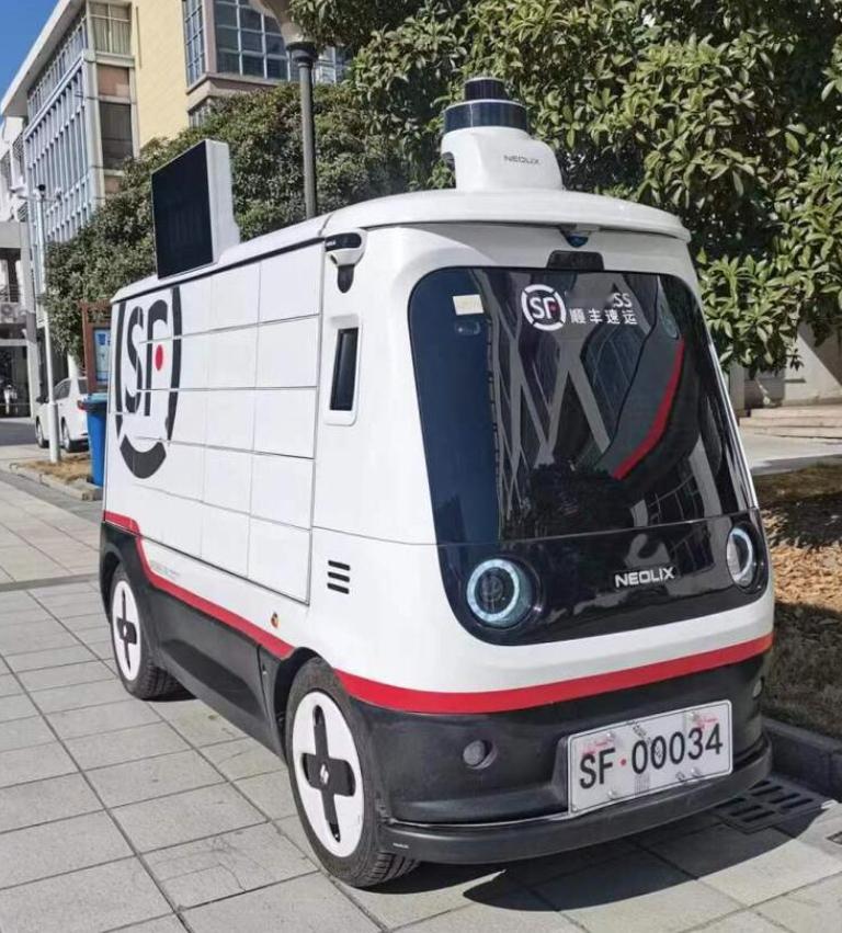 好奇，满大街的无人快递车，没有正规车牌照，是怎么上路行驶的？？？开始看到新X