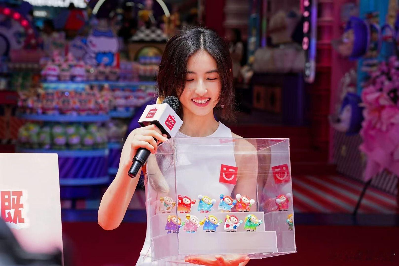 张子枫说广东凉茶可以代替冰美式名创优品广州壹号店开业现场好热闹！子枫说凉茶代