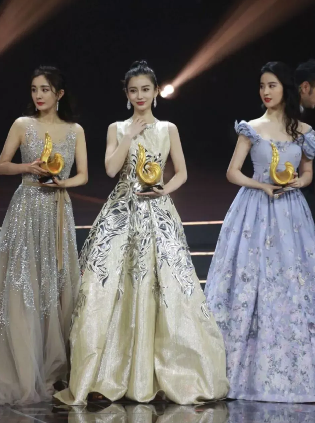 三个美女站一块，还是刘亦菲漂亮，虽然杨颖站在中间，但也比不了刘亦菲的魅力。如果