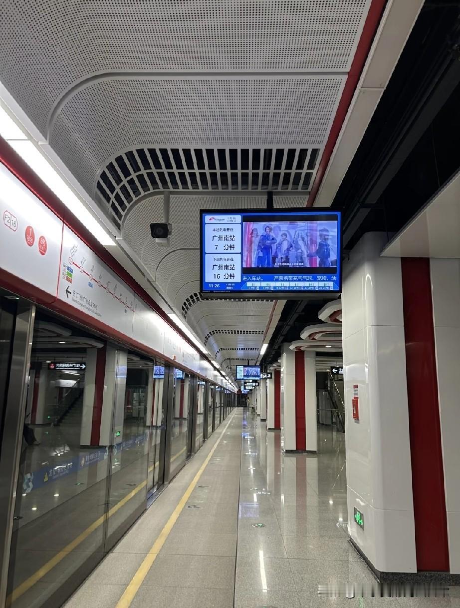 佛山地铁2号线,周六中午站台空无一人!周六中午11点半的佛山地铁2号线站台