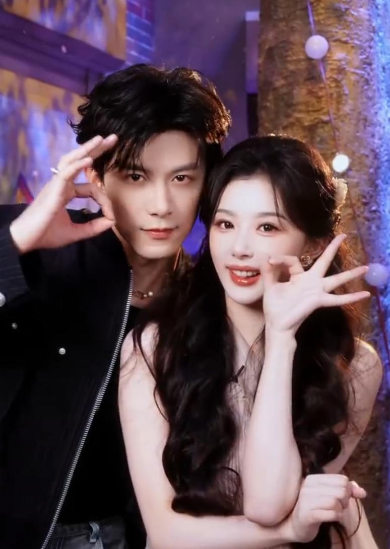 邓凯被爆深夜看女主播！其实也不是被爆出来的，而是女主播自己全平台@邓凯，所以爆