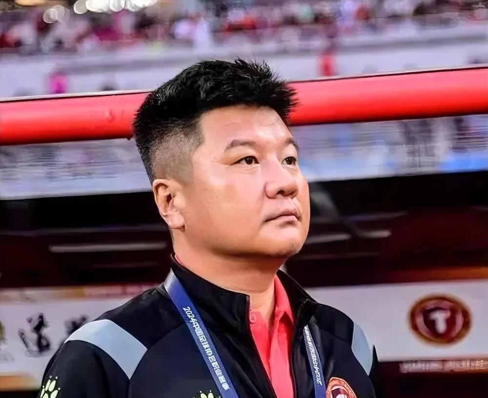 李金羽这话够狠：谁跟他聊球队冲超，他直接没第二句话！一点面子不给。太反常了。别
