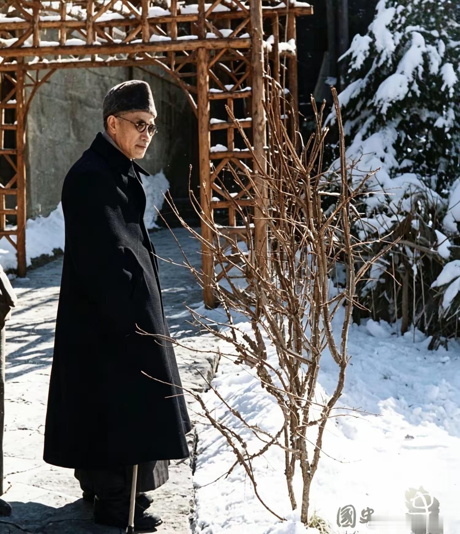 1948年，蒋介石在庐山牯岭赏雪。认为胜券在握的他，谁料数月后就翻盘。