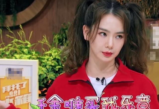 戚薇在一次节目中说：“每次女儿睡着了，我和老公都会去厕所约会，喷一下上亿元的香水