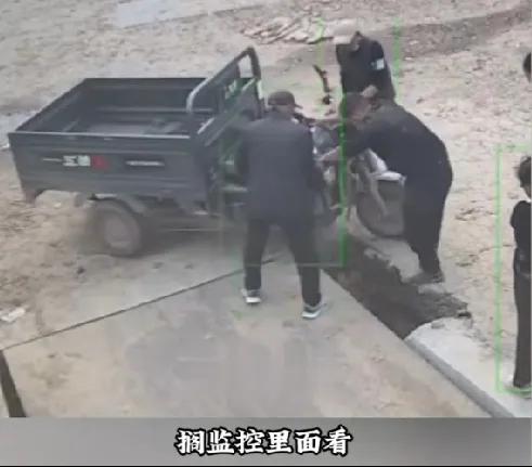 现实版农夫与蛇！河南商丘，大爷骑三轮车陷进坑里，他喊来2个男子帮忙抬车。其中一男