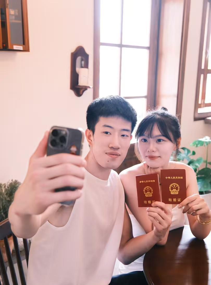 中国男排接应温子华结婚了！根据网友的爆料，男排接应温子华和相恋多年的女友领证结