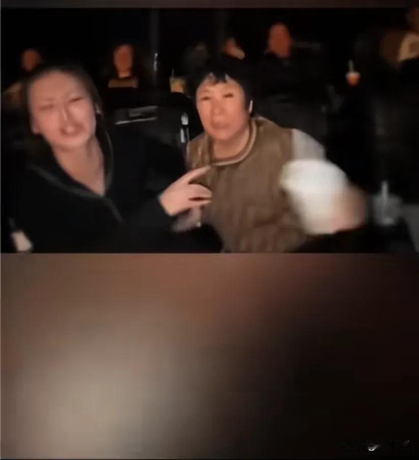 新疆乌鲁木齐，大妈在电影院看电影时一直说话，干扰他人观影。被女子提醒后，她不仅毫