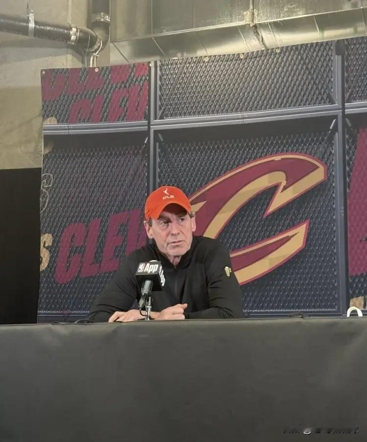 骑士主帅阿特金森真是太会说话了！在今天骑士客场挑战快船的赛前采访中，阿特金森教练