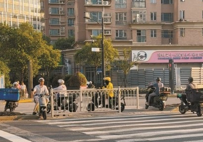 斑马线装“之字形”栏杆引争议 实际效果不理想
