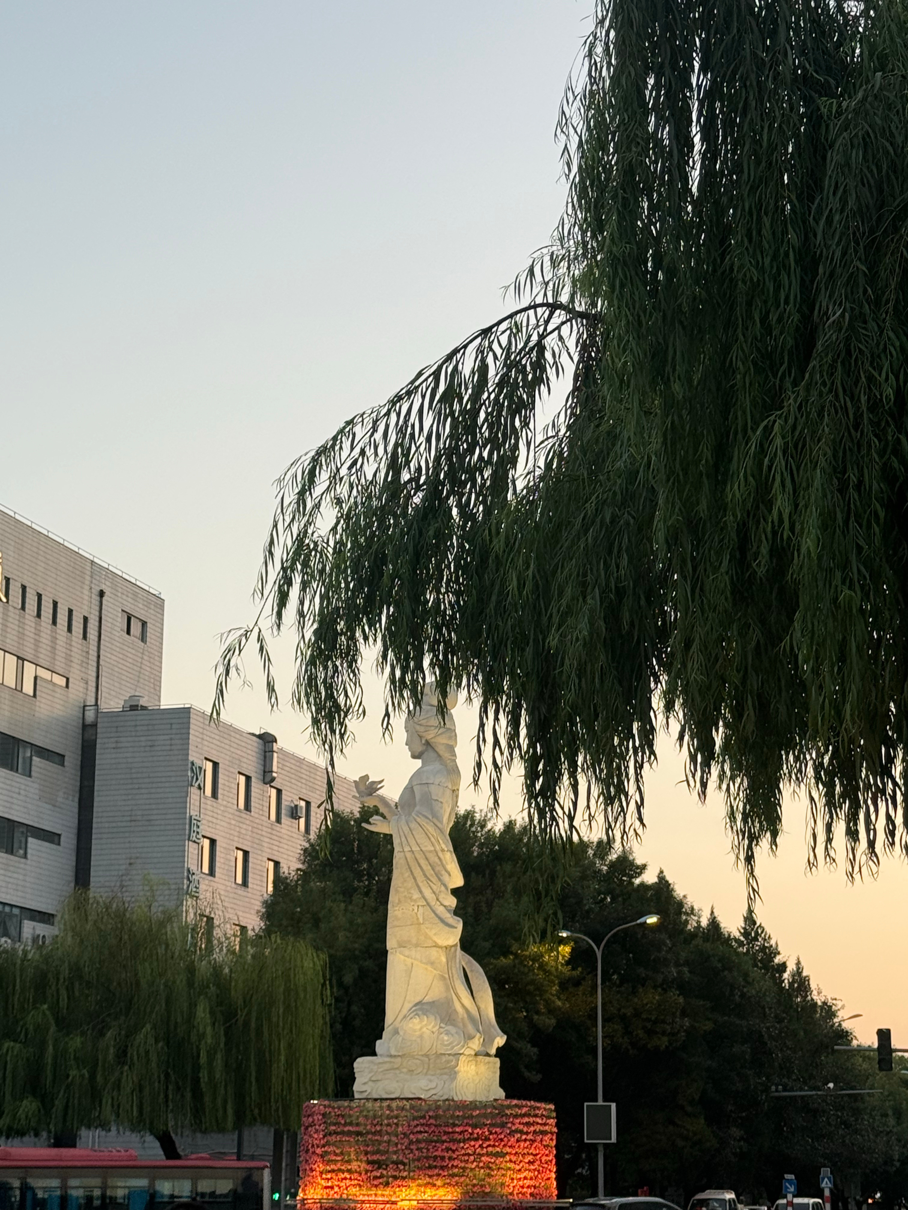 昨天在路上碰到这个雕像向路边大哥打听这是谁他说了两遍我没听清今天跟司机打听了下原