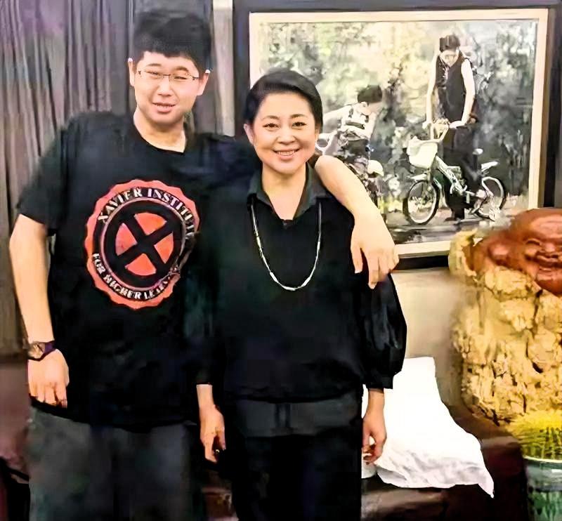 倪萍藏了27年的儿子虎子，终于公开亮相！身高197cm，戴眼镜、身形微胖，憨厚斯