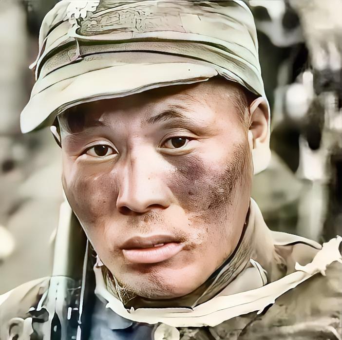 1945年5月，机枪手曾岳峰因伤掉队，没想到，他遇到100名日军正在吃饭！他立马