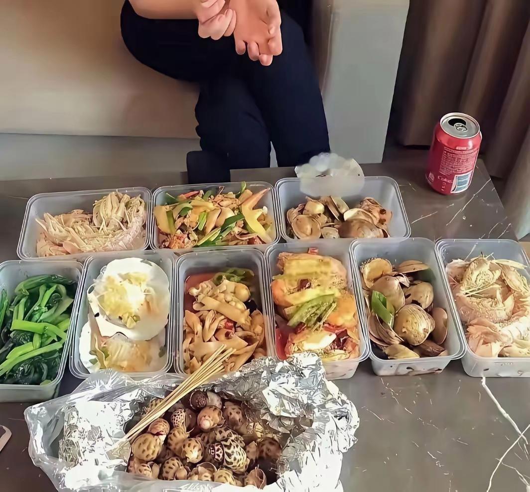秦海璐这一顿吃下来就顶我半个月工资了吧