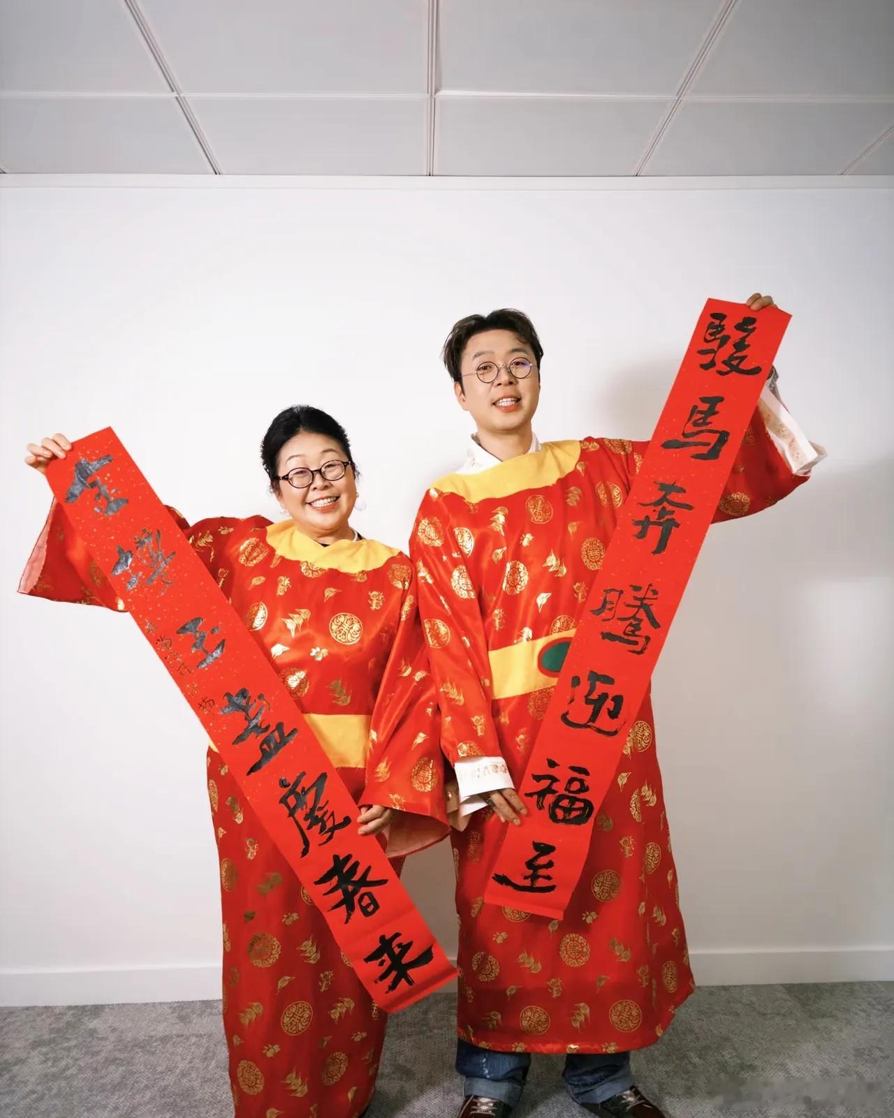 杜海涛带妈妈在德国过年，母子俩写对联，好欢乐啊！不得不说，杜海涛和他妈妈共用一张