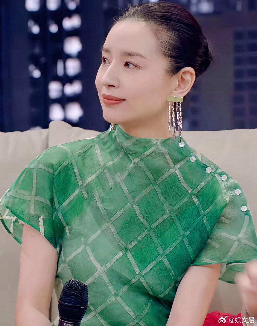 董洁气质真的好绝，清冷又温婉，自带高级氛围感