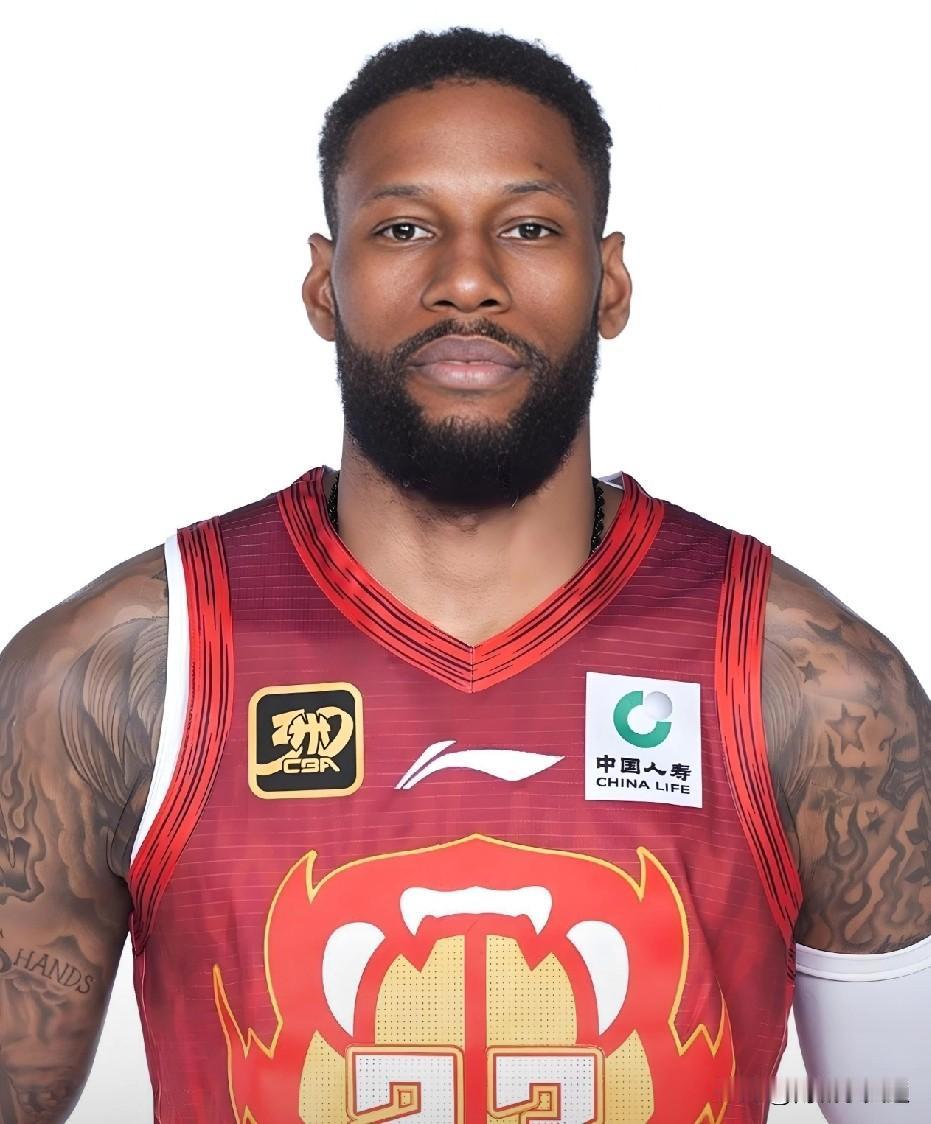 前广东名宿威姆斯又要复出打职业联赛了！这个消息真炸裂啊！他已经39岁了，还要打职