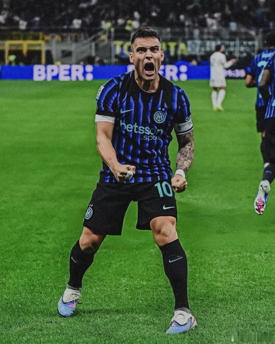 官方：劳马今日接受了临床和器械检查检查结果显示左腿腓肠肌有轻微肌肉拉伤这位阿