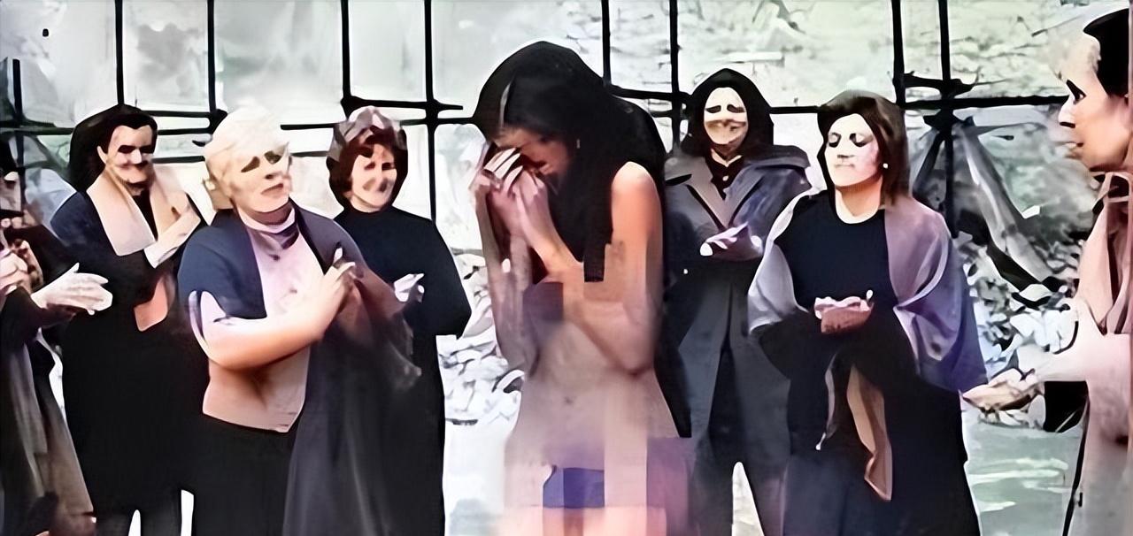 1945年，巴黎街头，一个名叫伊娃的女人，衣服被人扒了个精光！丰腴的身体就那么裸