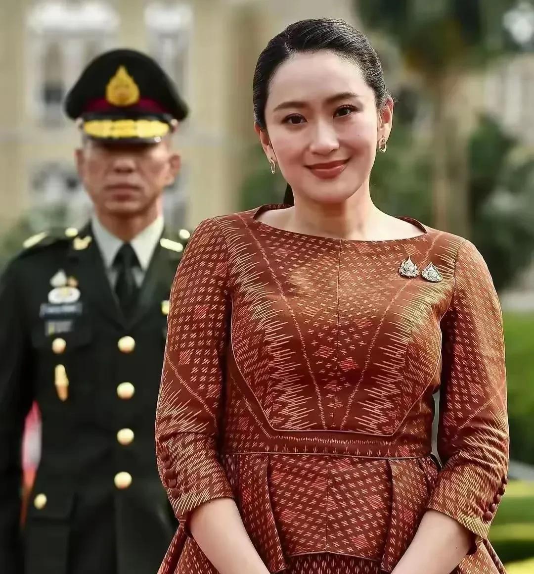 佩通坦出生官宦之家，爸爸、姑姑、大姑父都曾当过总理，家族企业非常强大，她自己就是