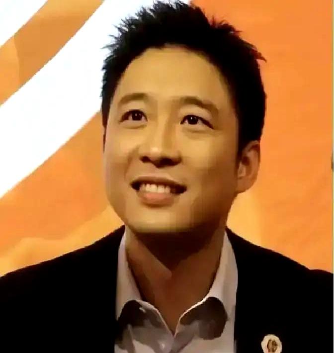 郭晶晶逛平价超市拎环保袋，豪门热搜画风突变！当年公公嫌她3元发圈太寒酸，