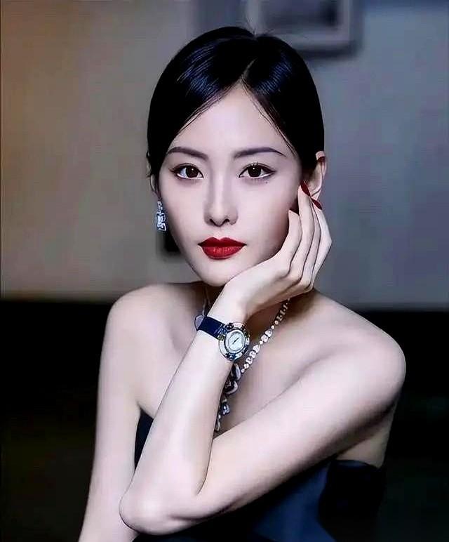 六年。两个儿子。豪门大门都跨进去一半了，饭桌上居然还硬生生管婆婆叫“阿姨”。