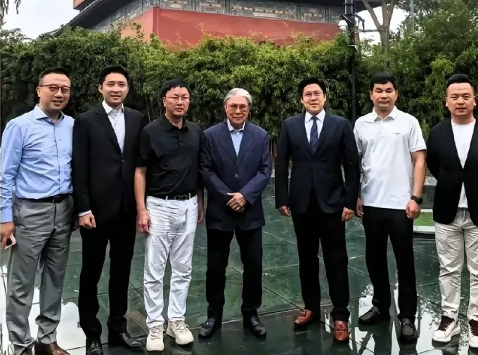 霍震霆来了，没有郭晶晶，家庭主要成员人合影，参加明天活动霍震霆老先