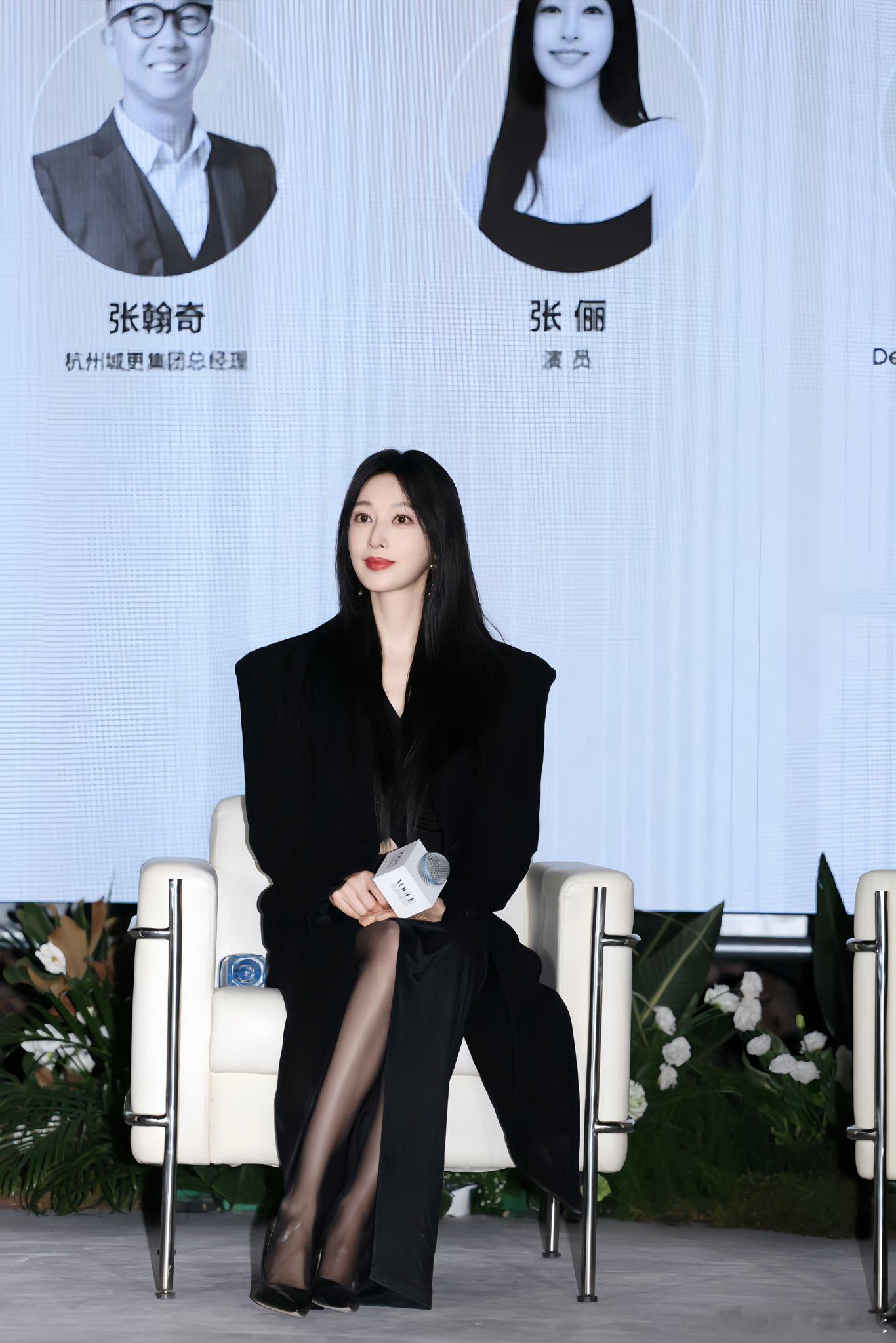张俪的细长的美腿搭配黑丝，啧啧啧…