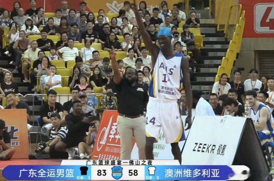 佛山站热身赛广东全运男篮28分优势轻取对手，全场最有看点的居然是这蓝帽子火柴人[