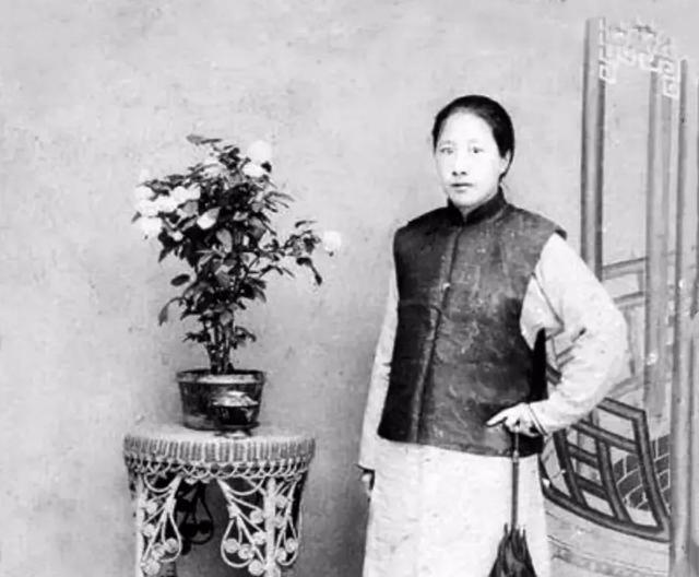 1907年，徐锡麟被五花大绑，送到刑场。刽子手用铁锤将他的下半身击碎，然后将他的