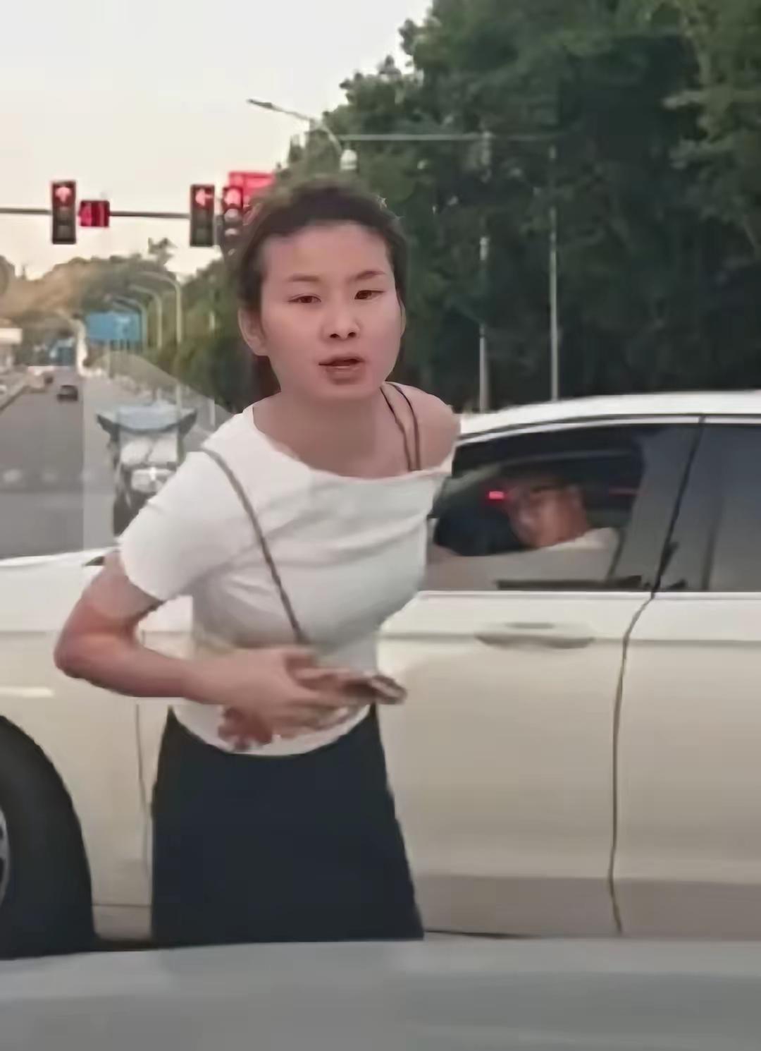 重庆梁平桂东路加油站加塞吐口水事件，涉事夫妻身份已经正式公开。在事发相关视频