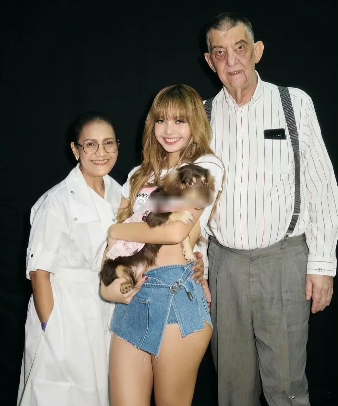 Lisa在演唱会后台和父母合影,其实这个爸爸,是她的继父!据说人家还是米其林三星