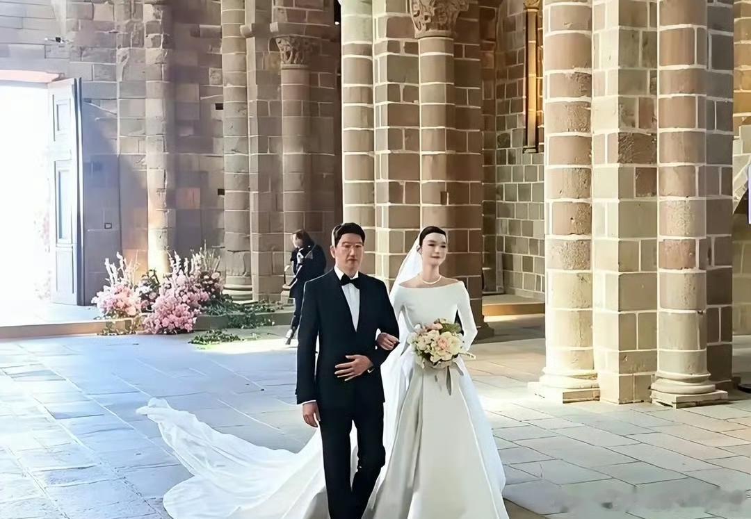 奚梦瑶的父亲这次真的狠狠撑住了场面。婚礼现场那么多西装革履的男士里，奚父高大挺拔