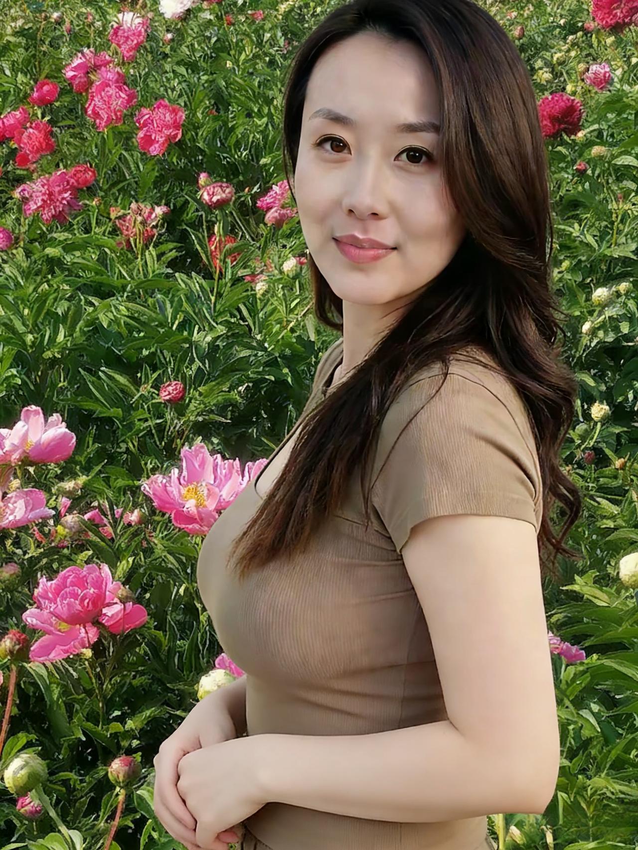 芍药花开香满路，翠叶红英，簇就春光圃。佳人立在花深处，浅笑眸光凝晓露。…衣