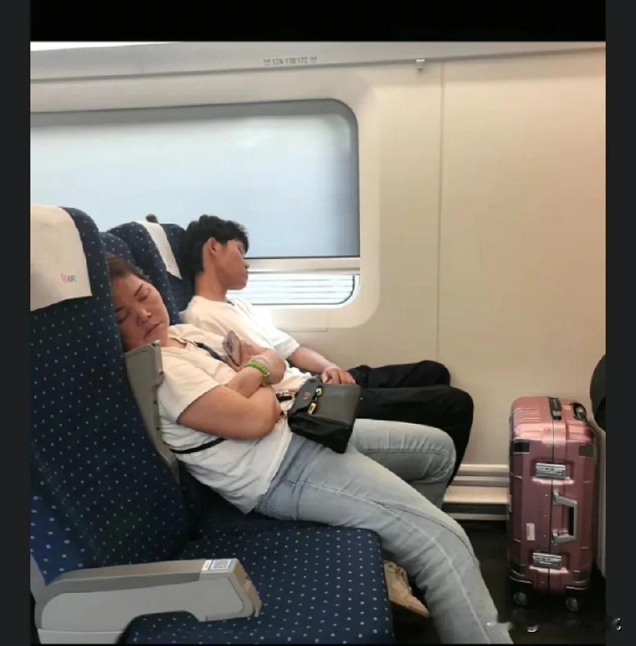 我敢说，这是叶锐聪妈妈睡的最香的一次吧，儿子回来了，不用提心吊胆孩子过的怎么