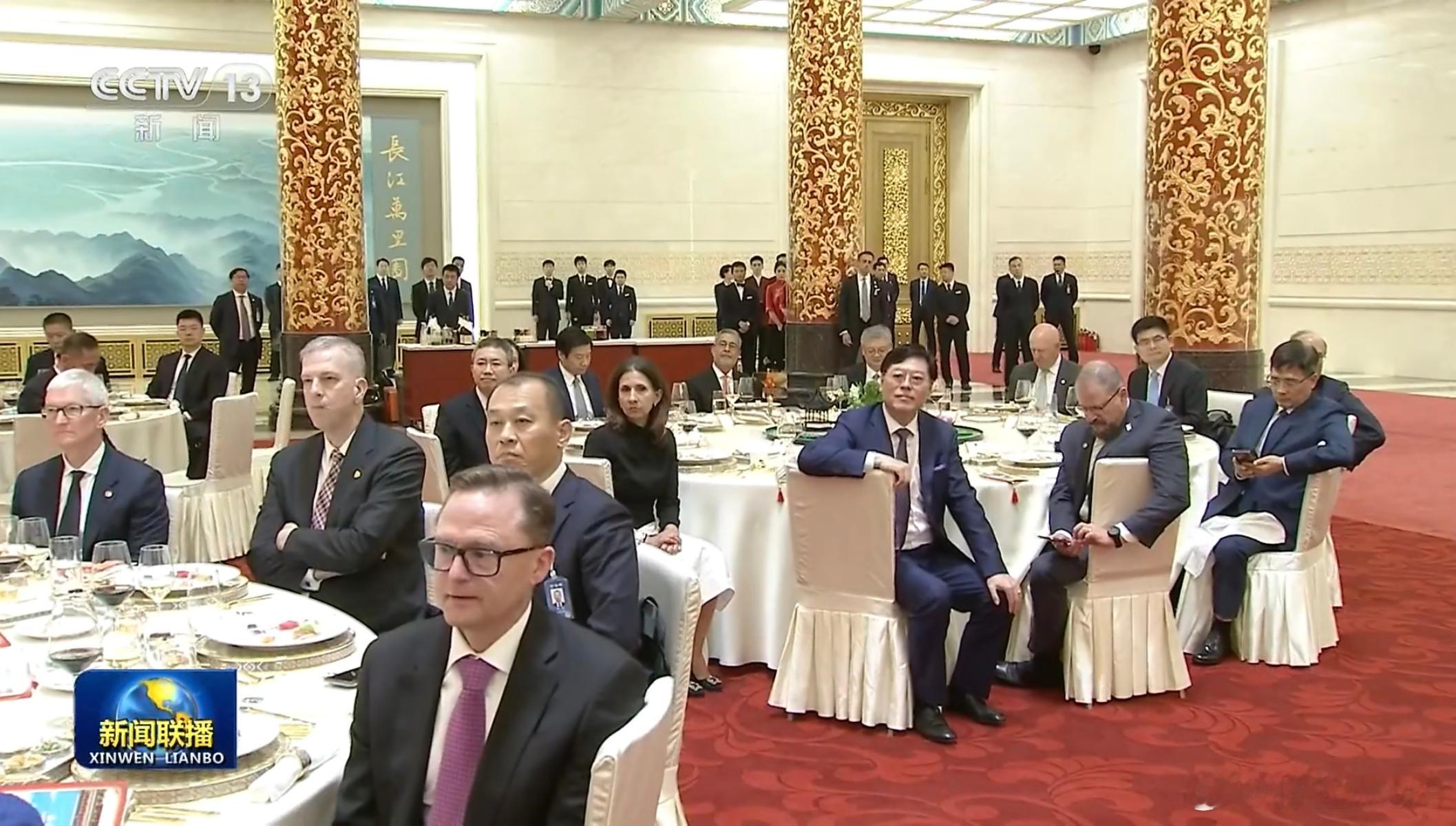 特朗普访华欢迎宴会我看新闻联播，宴会现场能看到不少中美知名企业代表同席交流，大企