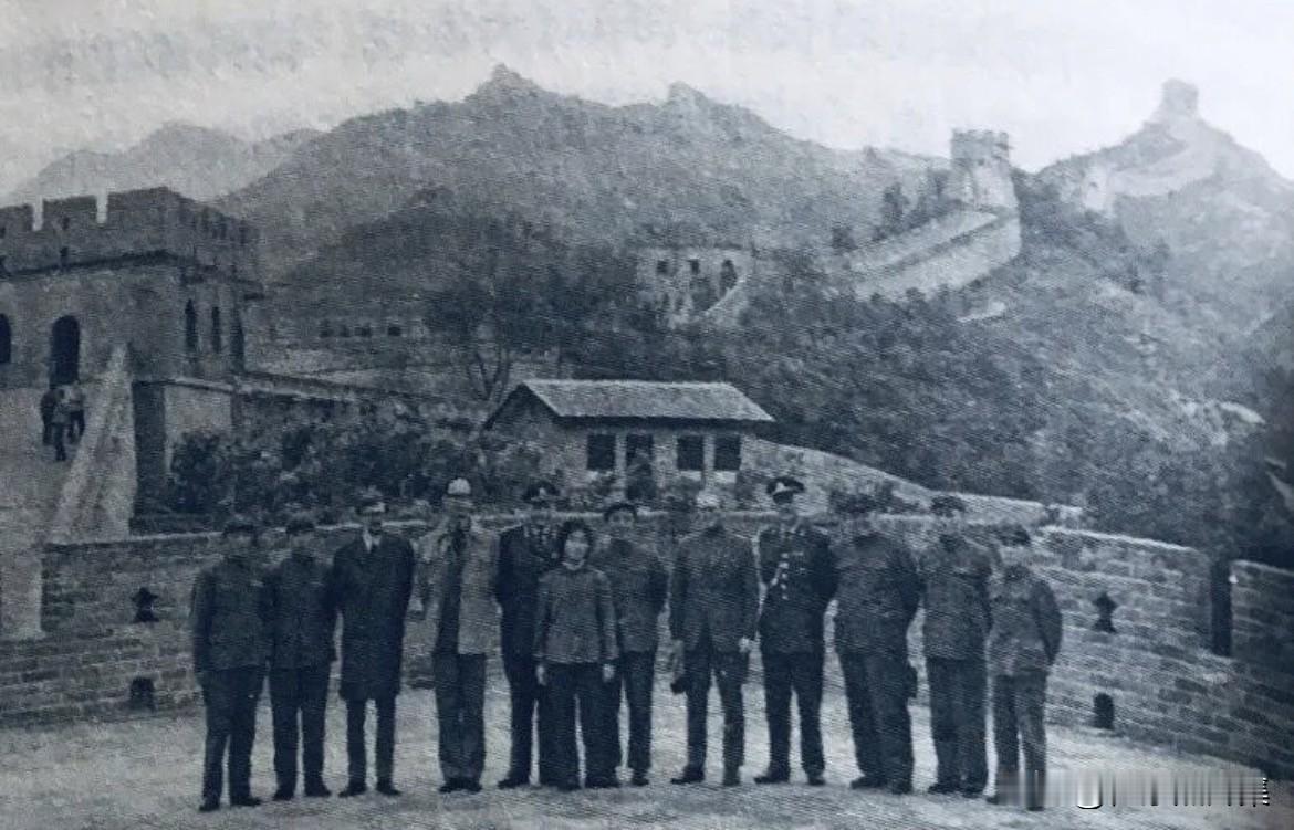 1973年10月，李达副总长陪同瑞典外宾参观长城期间合影。李达将军是1955年
