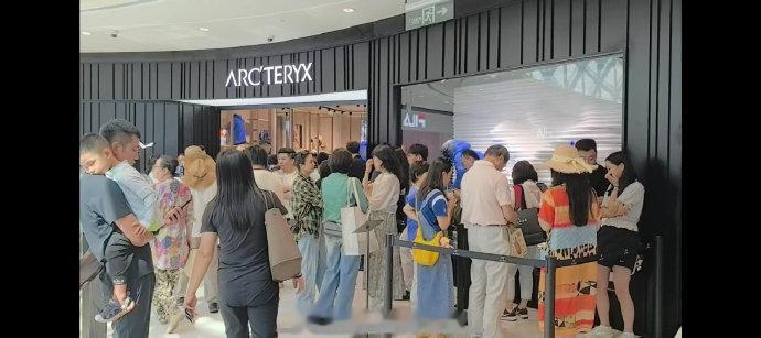 三亚30℃高温游客穿短袖抢购加拿大鹅