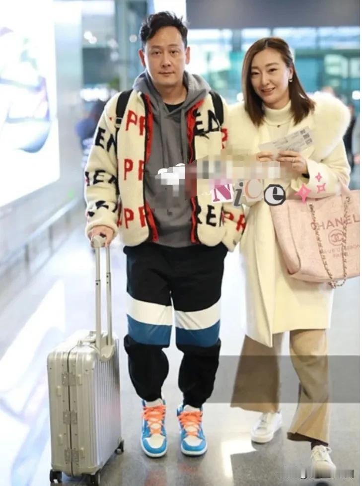 近日，网友在机场偶遇年近60的邱心志，字母外套加休闲运动裤，一套潮装，显得他还是