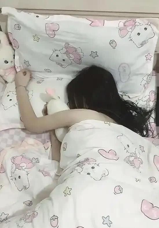 江苏苏州,男子去失足女的出租屋包夜嫖宿,半夜时分,想要再次发生关系时,遭到失足女