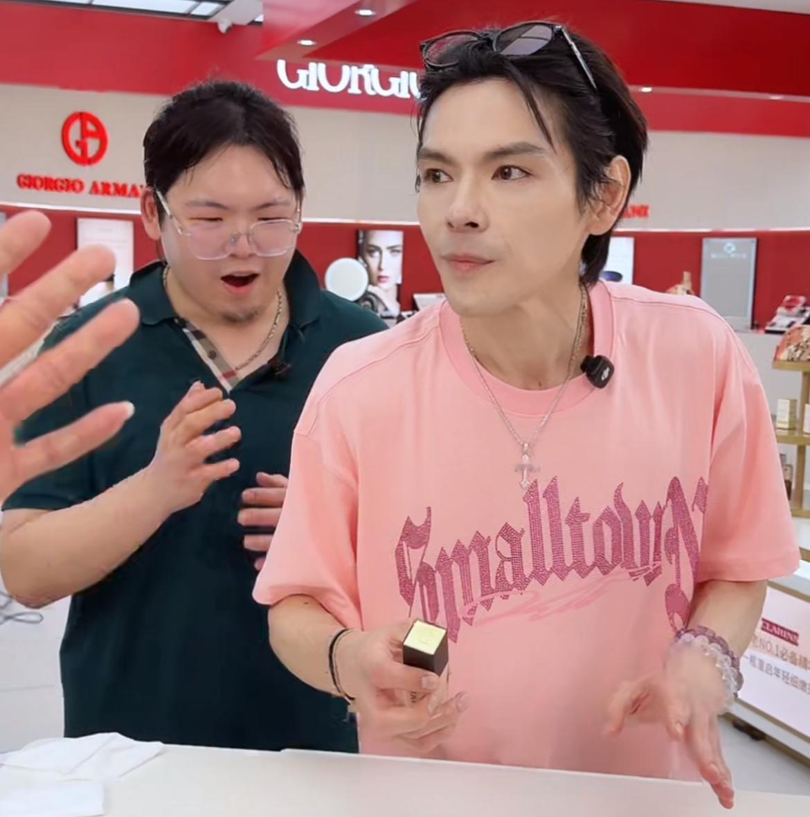 怪不得向太“不喜欢”向佑。6月23号晚，兄弟两人首次同框直播带货，小动作以及穿