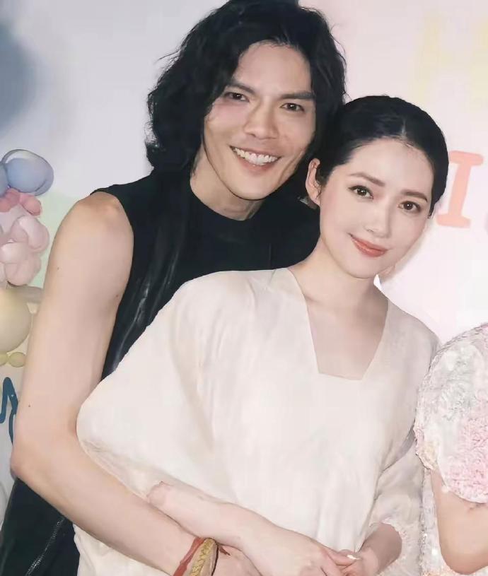 我朋友之前不太喜欢向佐，觉得他和郭碧婷的婚姻不会长久。万万没想到，就因为向佐