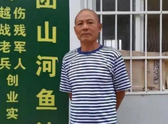 2007年，对越自卫反击战老兵刘亮华去办低保，工作人员甩出一句“不要脸”，他当场